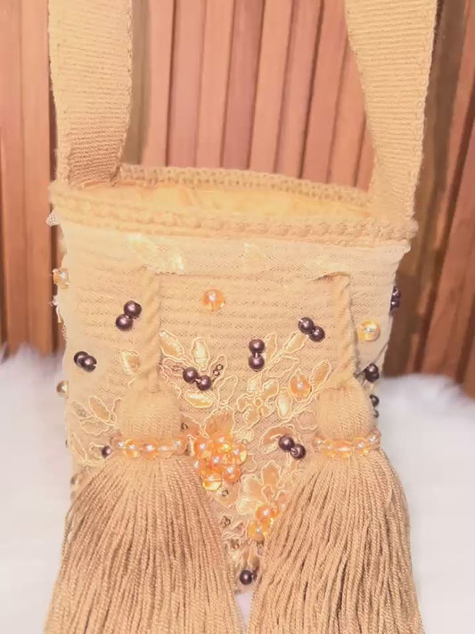 Mochila Recamada Mini Dorada - video